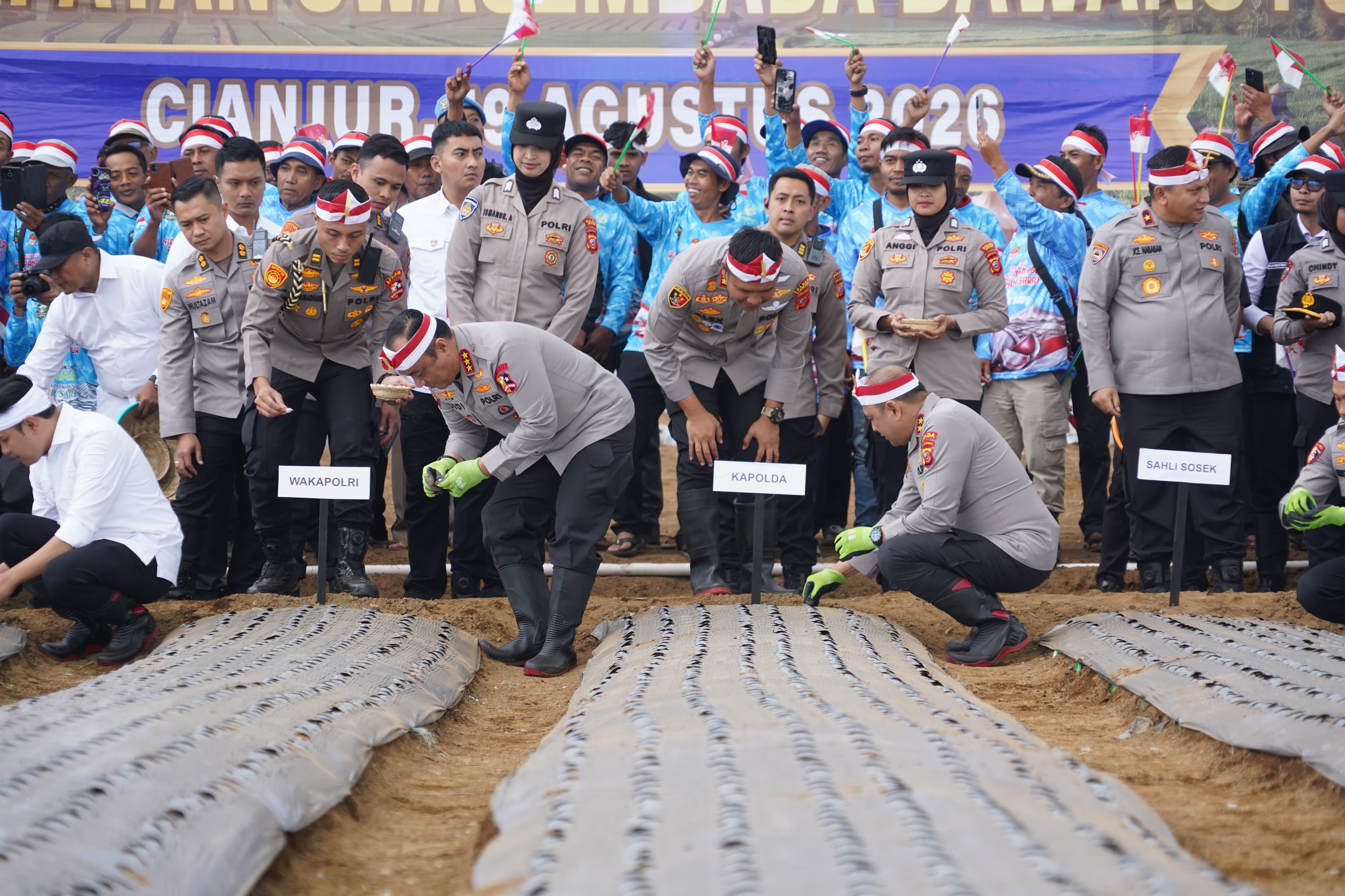 Polri Perkuat Sinergi dengan Petani, Wakapolri Pimpin Gerakan Tanam Bawang Putih di 14 Daerah Jabar