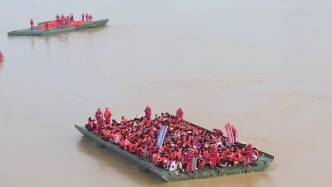 china pakai jembatan apung untuk evakuasi korban banjir 1783753578140 169 china pakai jembatan apung untuk evakuasi korban banjir 1783753578140 169